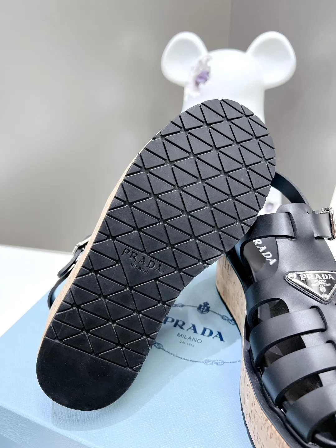 👟👟Ex-factory price 500👟👟 Super popular prada 2023 latest spring and summer zigzag Roman braided thick-soled rubber sandals E64. Retro, fashionable and avant-garde gears with 55mm thick soles and rubber uppers make the whole pair of shoes light and comfortable. Bright colors provide a variety of choices for fashionable people with different styles! The iconic metal triangle logo is paired with the shape of ancient beach sandals. Every design element is fashionable! Code number 35-40